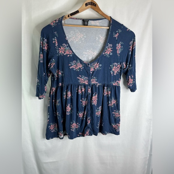 TORRID Top Blue with Pink Flowers Size 2 Button Front Rayon Spandex Blend GHQ9. - Picture 1 of 4